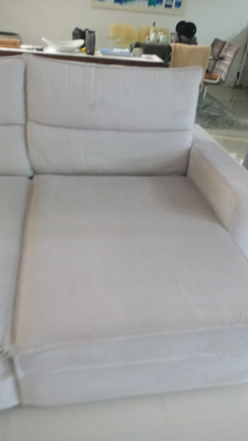 Sofá claro elegante — outro ângulo