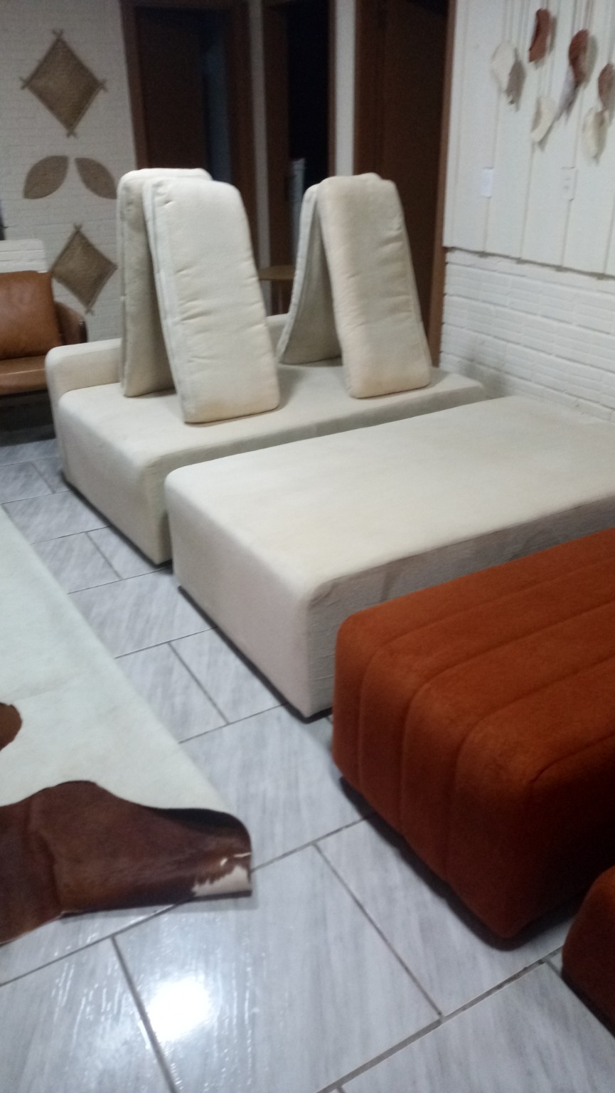 Conjunto modular claro com pufe terracota