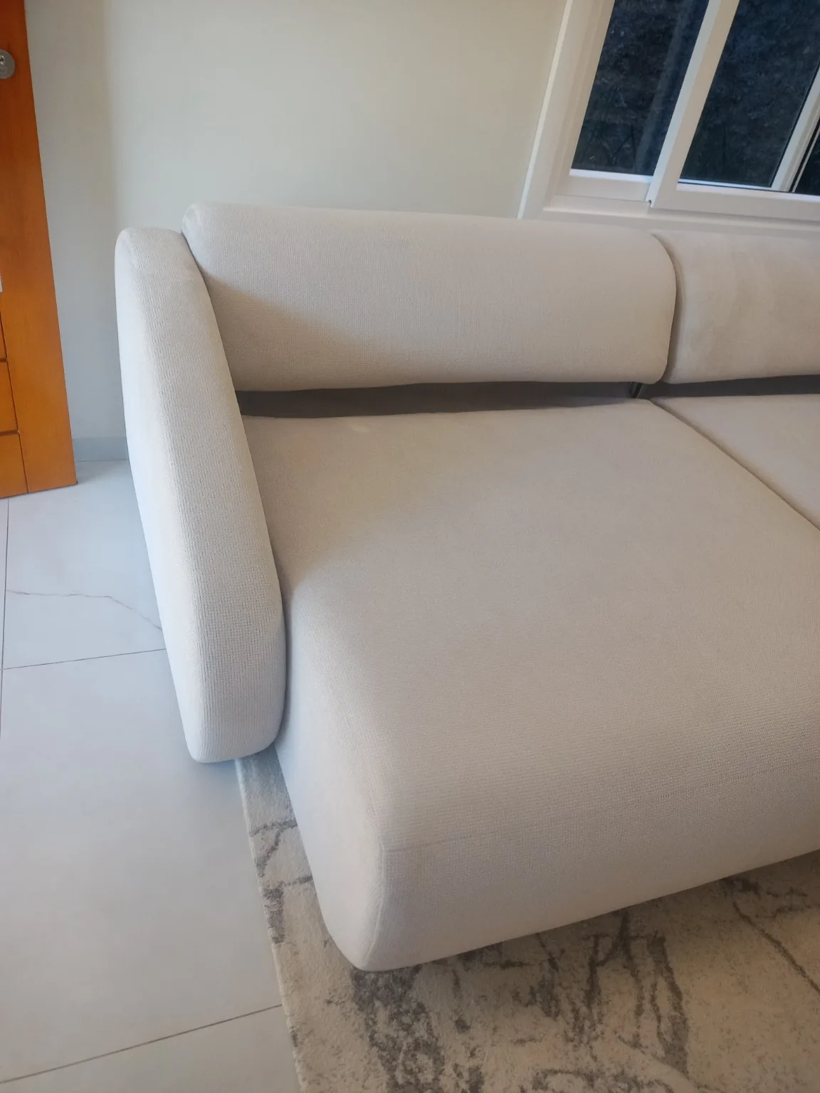 Sofá claro higienizado em ambiente residencial