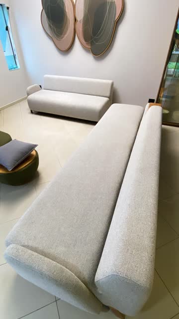 Sofá de design em tecido claro depois