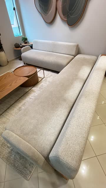 Sofá de design em tecido claro antes